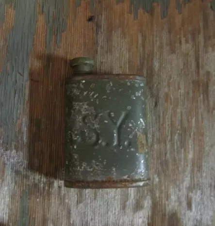 Suojeluskuntainyliesikunta aseöljypullo 1920-luku -31/34 - Keräily ja reenactment - 5600 - 2